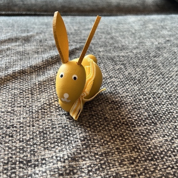 Vintage Scandinavian Wood Bunny Rabbit Yellow Round W/ Bow Made In Sweden - Picture 9 of 9